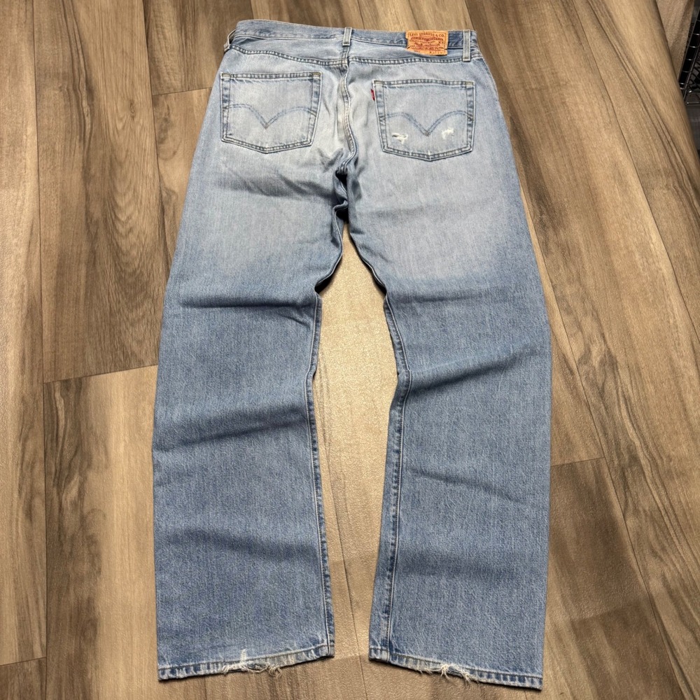 Levis 501 Original Fit Light Wash Straight Leg Button Fly Denim Jeans 34x32